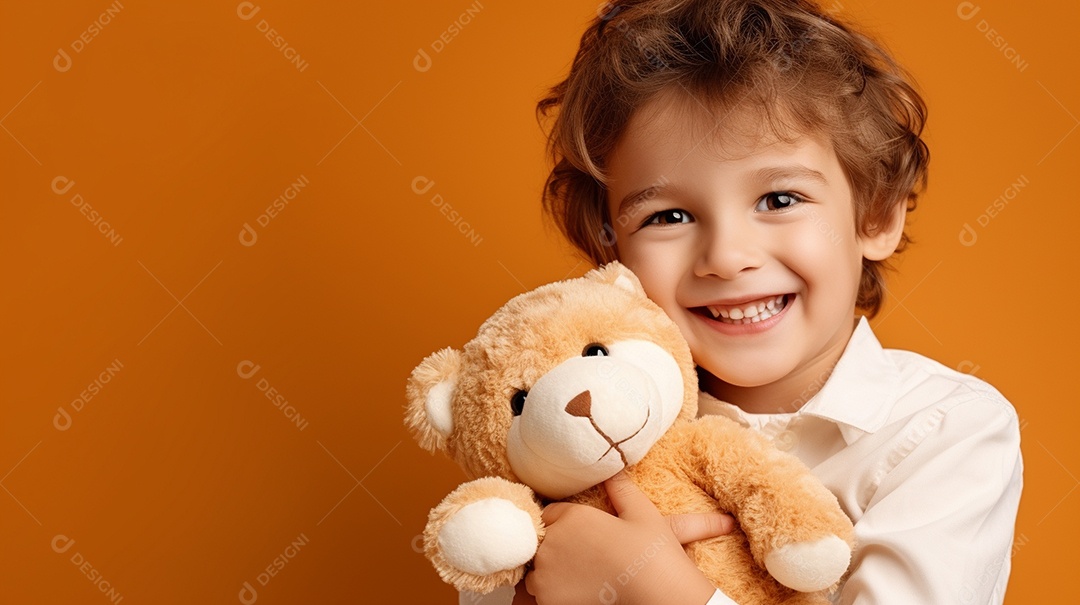 Garoto negro com roupas casuais se diverte, abraça o ursinho de pelúcia