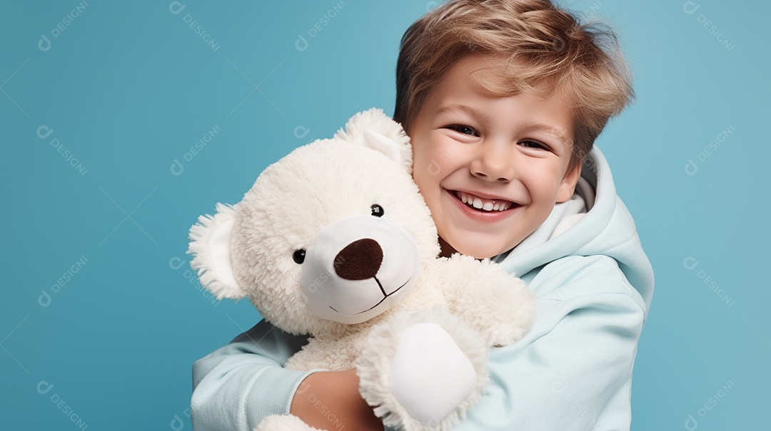 Garoto negro com roupas casuais se diverte, abraça o ursinho de pelúcia