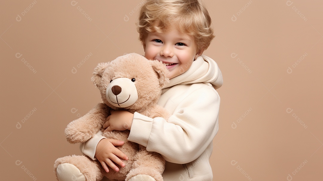 Garoto negro com roupas casuais se diverte, abraça o ursinho de pelúcia