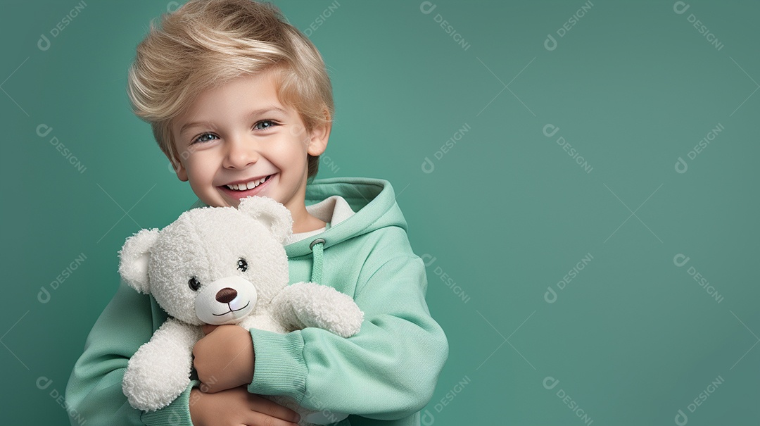 Garoto negro com roupas casuais se diverte, abraça o ursinho de pelúcia