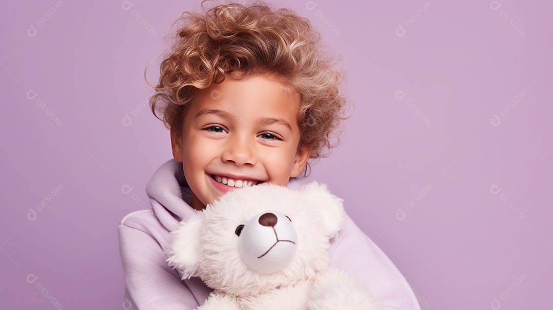 Garoto negro com roupas casuais se diverte, abraça o ursinho de pelúcia