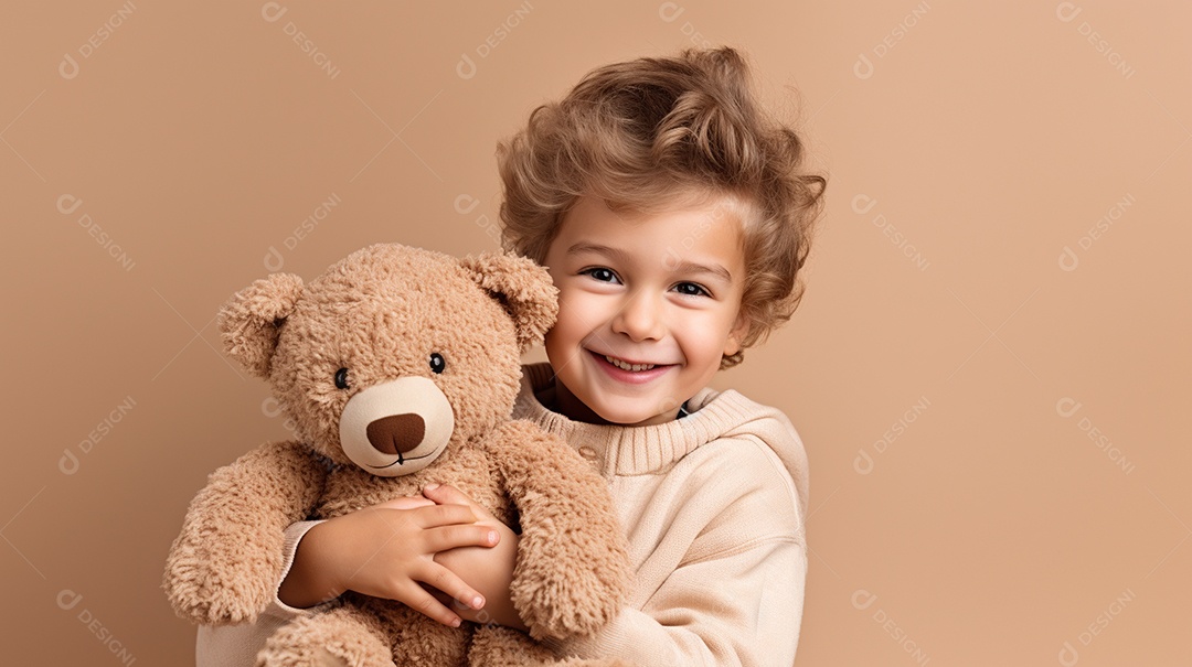 Garoto negro com roupas casuais se diverte, abraça o ursinho de pelúcia