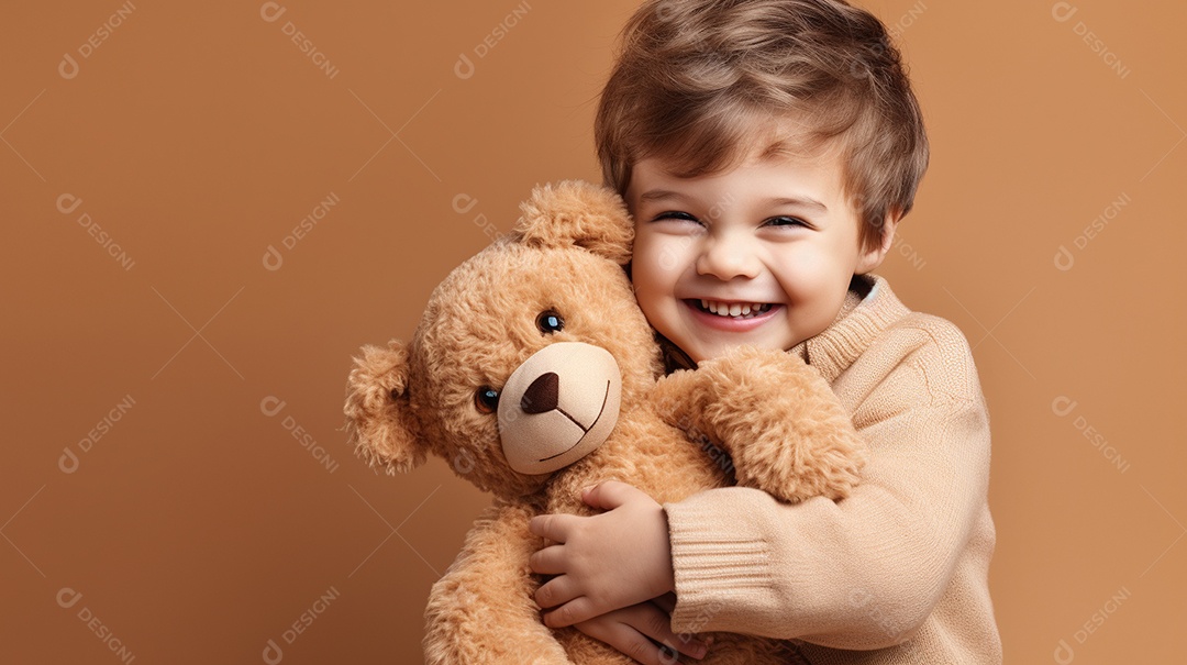 Garoto branco em roupas casuais se diverte, abraça o ursinho de pelúcia