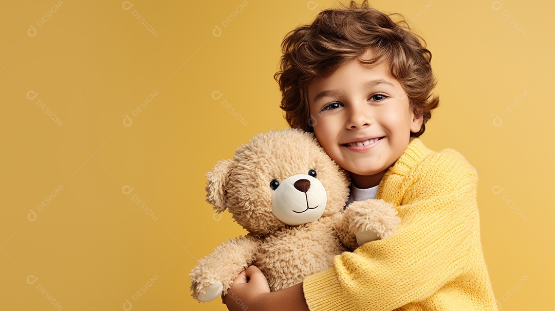 Garoto branco em roupas casuais se diverte, abraça o ursinho de pelúcia