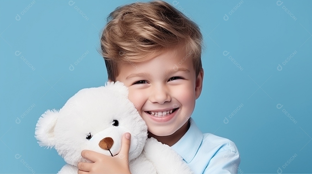 Garoto branco em roupas casuais se diverte, abraça o ursinho de pelúcia