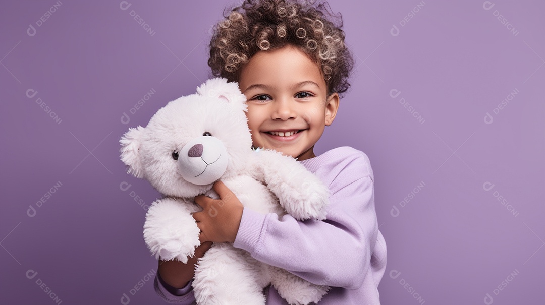 Garoto branco em roupas casuais se diverte, abraça o ursinho de pelúcia