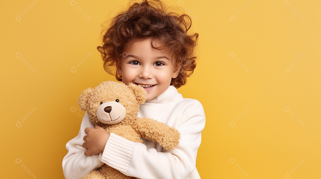 Garoto branco em roupas casuais se diverte, abraça o ursinho de pelúcia