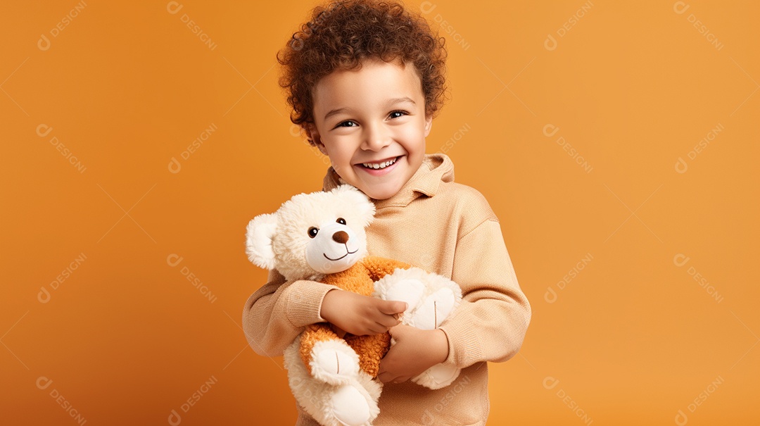 Garoto branco em roupas casuais se diverte, abraça o ursinho de pelúcia