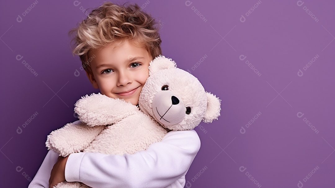 Garoto branco em roupas casuais se diverte, abraça o ursinho de pelúcia