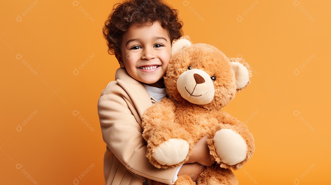 Garoto branco em roupas casuais se diverte, abraça o ursinho de pelúcia