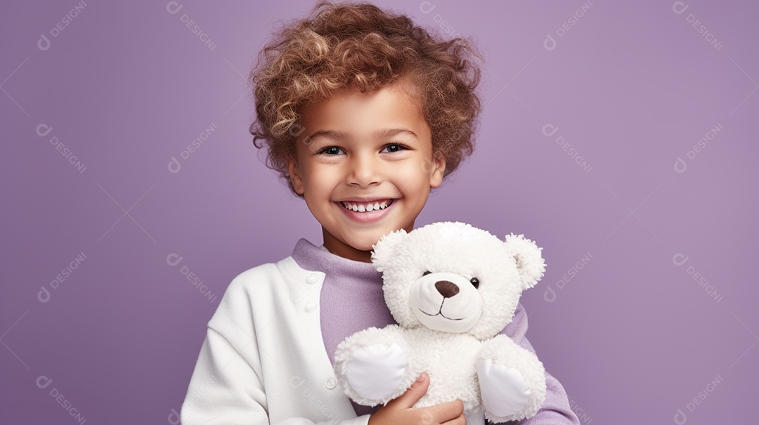 Garoto branco em roupas casuais se diverte, abraça o ursinho de pelúcia