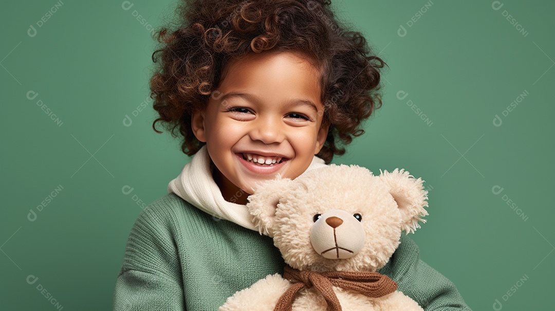 Garoto branco em roupas casuais se diverte, abraça o ursinho de pelúcia