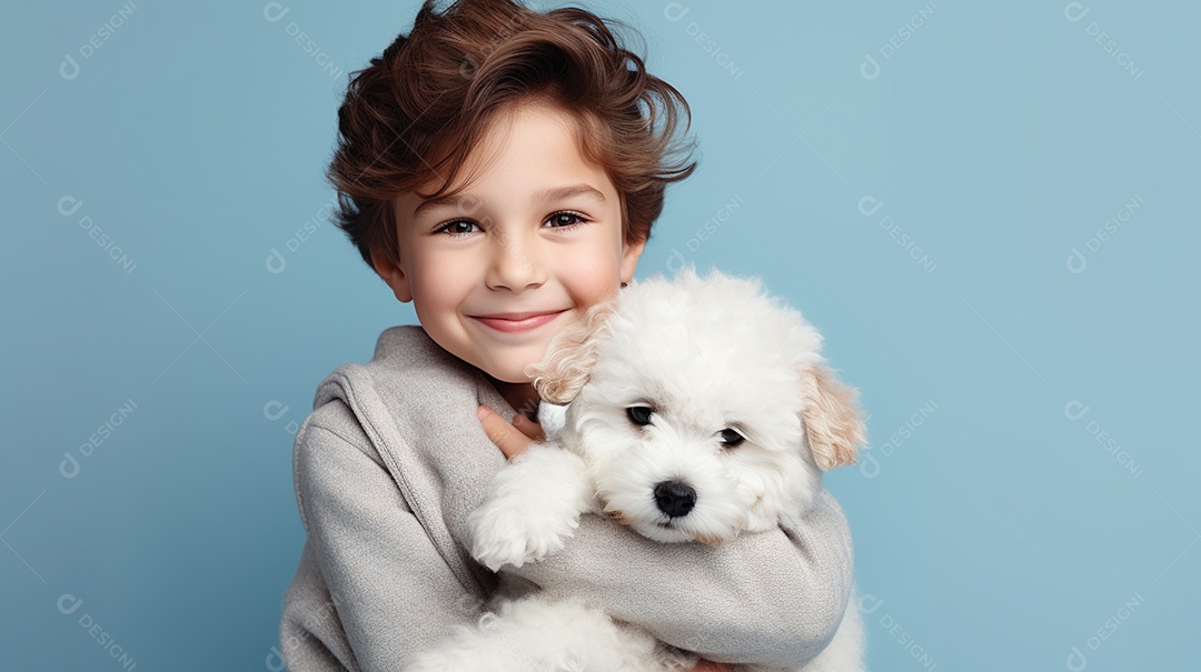 Garoto branco em roupas casuais se diverte, abraça o ursinho de pelúcia