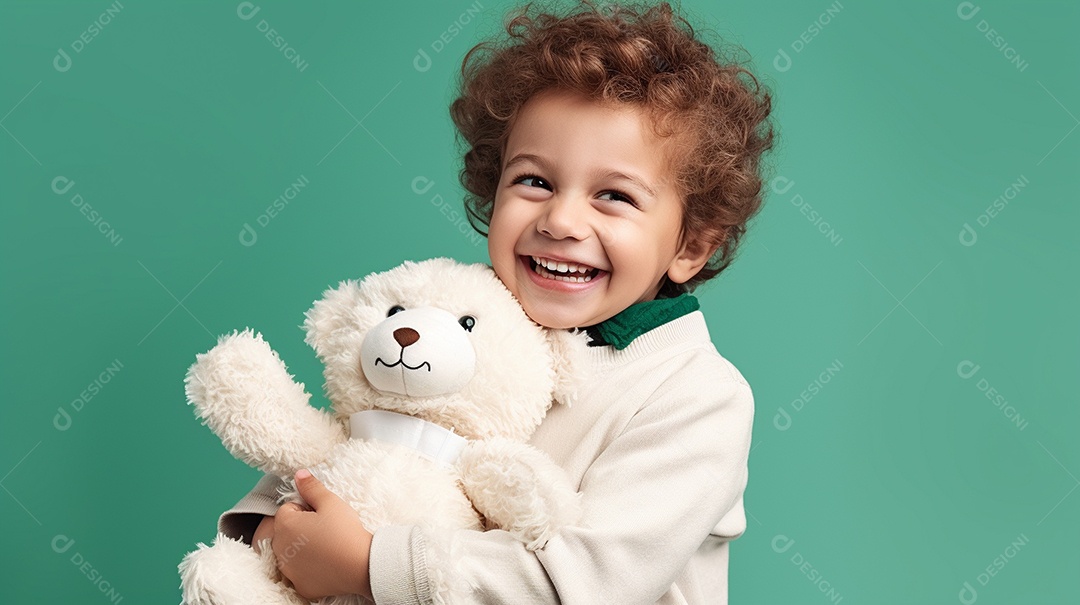 Garoto branco em roupas casuais se diverte, abraça o ursinho de pelúcia