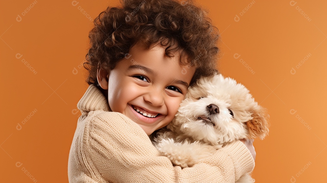 Garoto branco em roupas casuais se diverte, abraça o ursinho de pelúcia