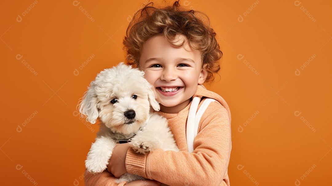 Garoto branco em roupas casuais se diverte, abraça o ursinho de pelúcia