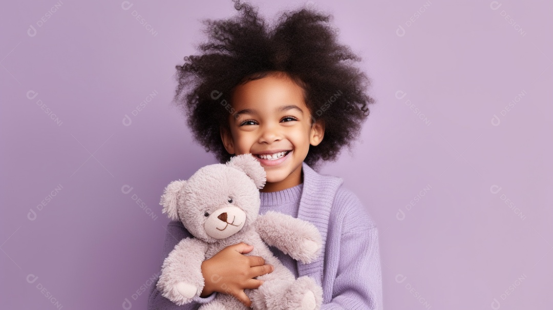 Garoto negro com roupas casuais se diverte, abraça o ursinho de pelúcia