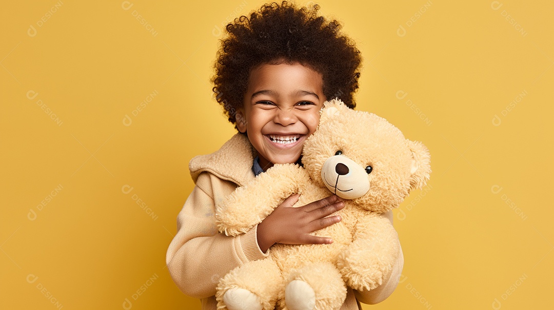 Garoto negro com roupas casuais se diverte, segura abraço ursinho