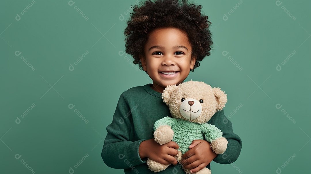 Garoto negro com roupas casuais se diverte, segura abraço ursinho
