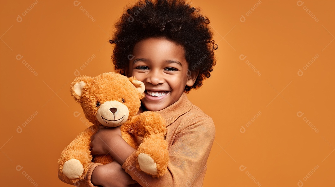Garoto negro com roupas casuais se diverte, segura abraço ursinho