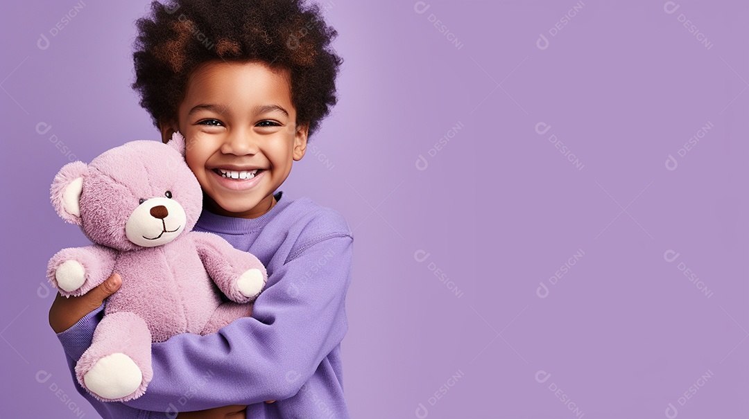 Garoto negro com roupas casuais se diverte, abraça o ursinho de pelúcia