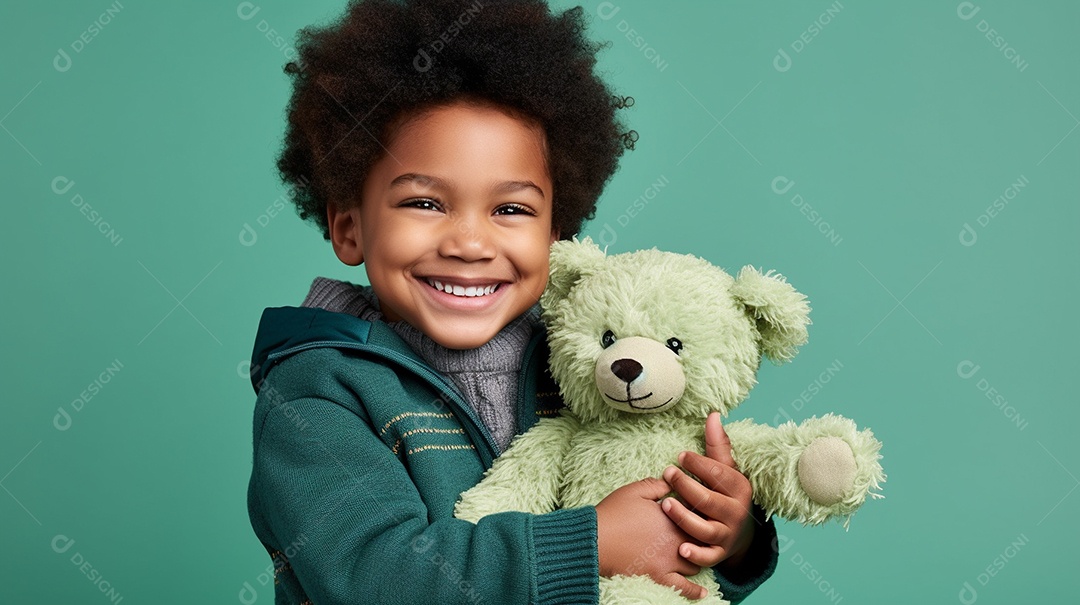 Garoto negro com roupas casuais se diverte, abraça o ursinho de pelúcia