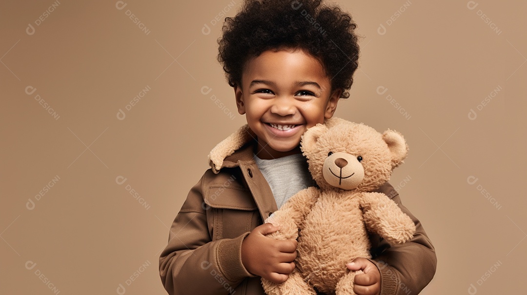 Garoto negro com roupas casuais se diverte, abraça o ursinho de pelúcia