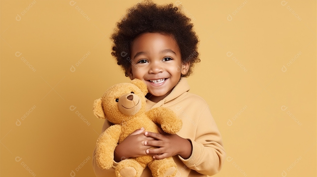 Linda criança brincando com brinquedo sobre fundo isolado