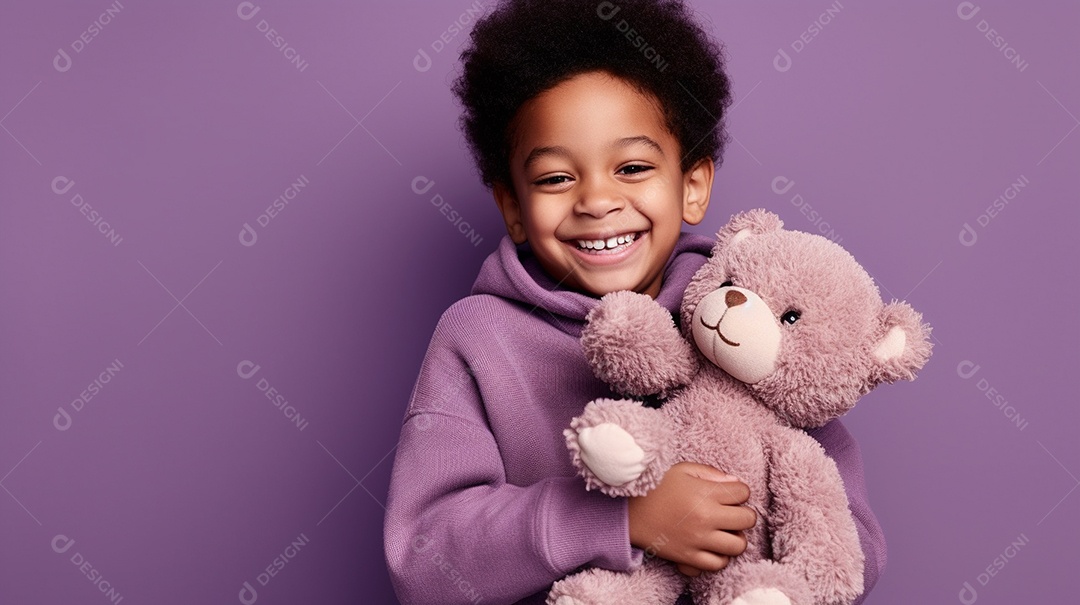 Linda criança brincando com brinquedo sobre fundo isolado