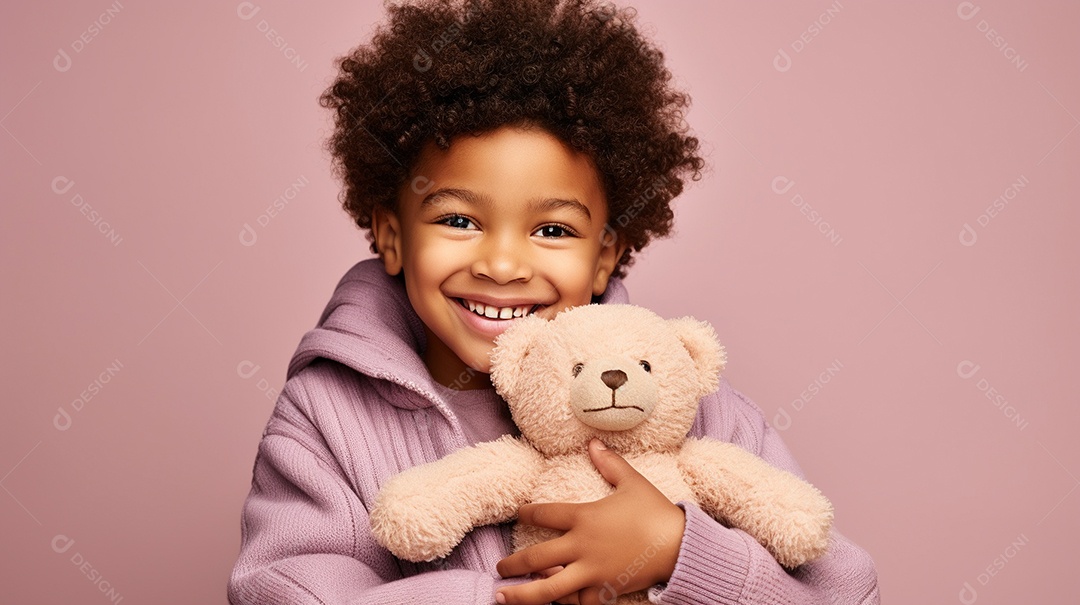 Linda criança brincando com brinquedo sobre fundo isolado