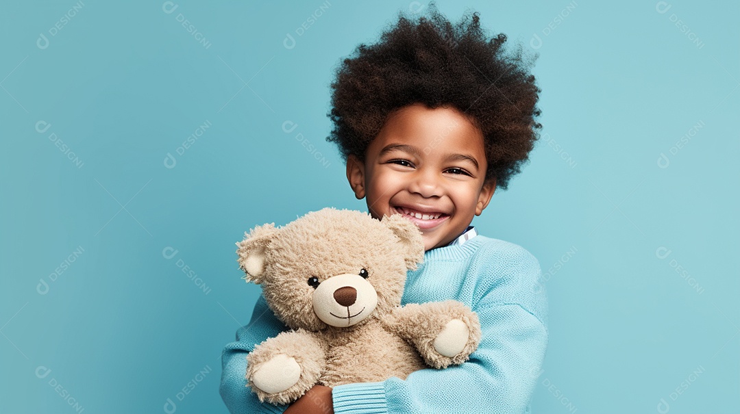 Linda criança brincando com brinquedo sobre fundo isolado