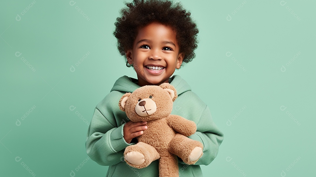 Linda criança brincando com brinquedo sobre fundo isolado