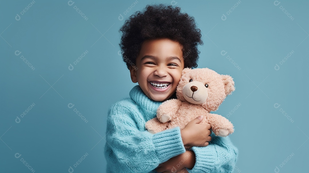 Linda criança brincando com brinquedo sobre fundo isolado