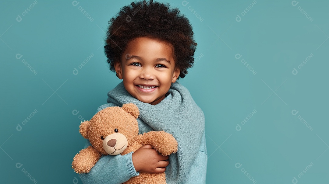 Linda criança brincando com brinquedo sobre fundo isolado