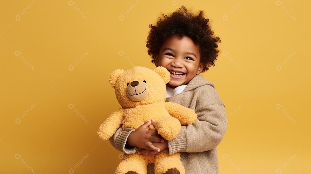 Linda criança brincando com brinquedo sobre fundo isolado