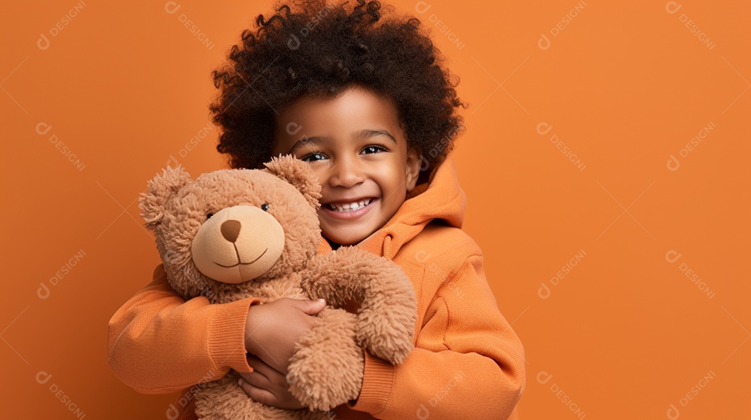 Linda criança brincando com brinquedo sobre fundo isolado