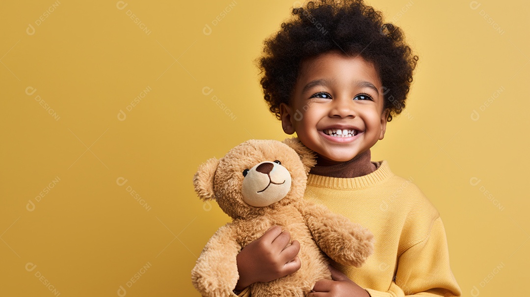 Linda criança brincando com brinquedo sobre fundo isolado