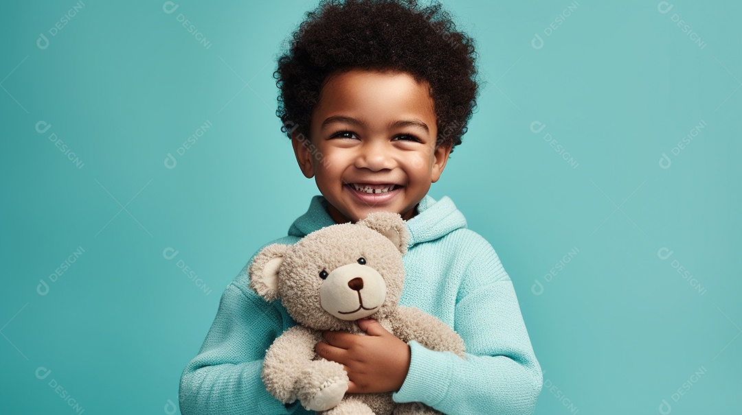 Linda criança brincando com brinquedo sobre fundo isolado