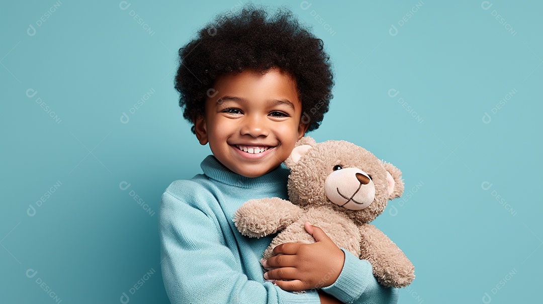 Linda criança brincando com brinquedo sobre fundo isolado
