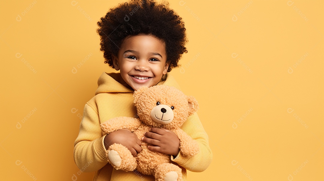 Linda criança brincando com brinquedo sobre fundo isolado