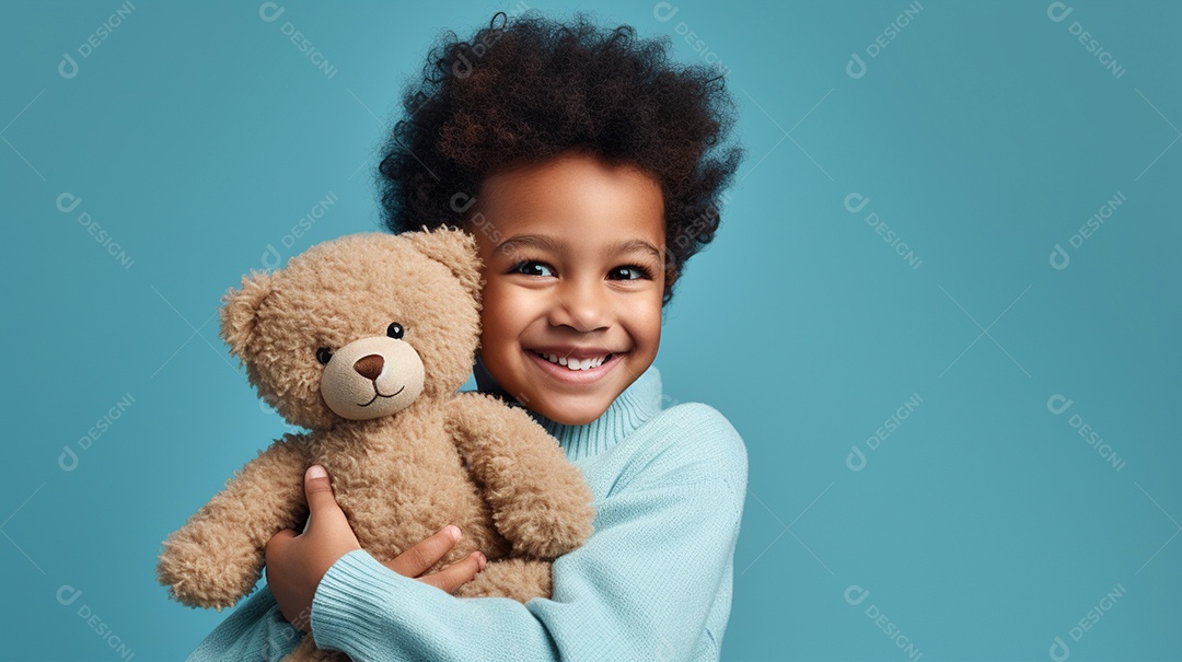 Linda criança brincando com brinqeudo sobre fundo isolado