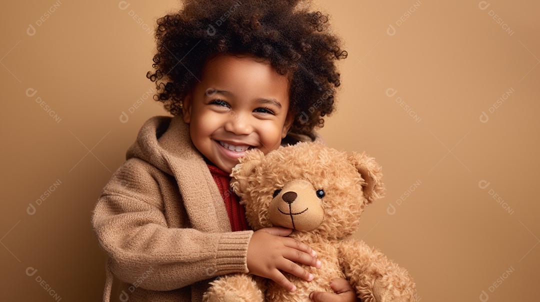 Linda criança brincando com brinqeudo sobre fundo isolado