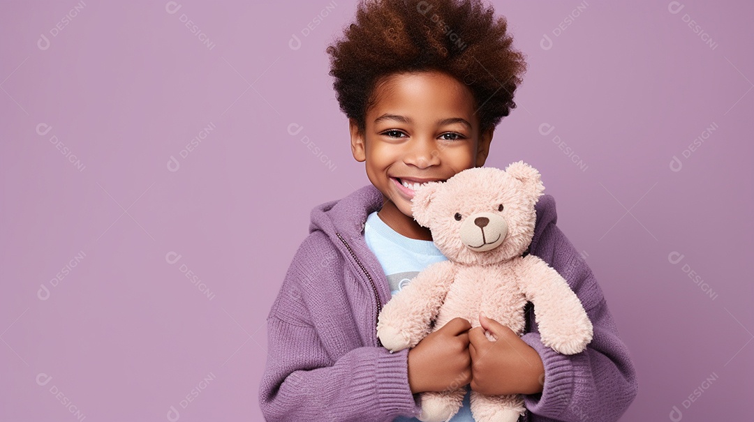 Linda criança brincando com brinqeudo sobre fundo isolado