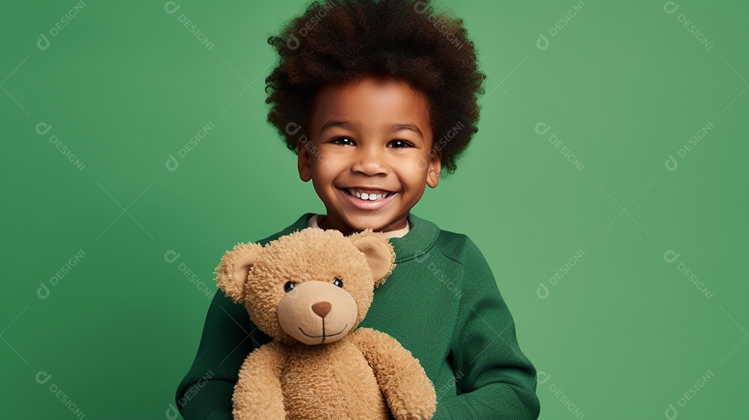 Linda criança brincando com brinquedo sobre fundo isolado