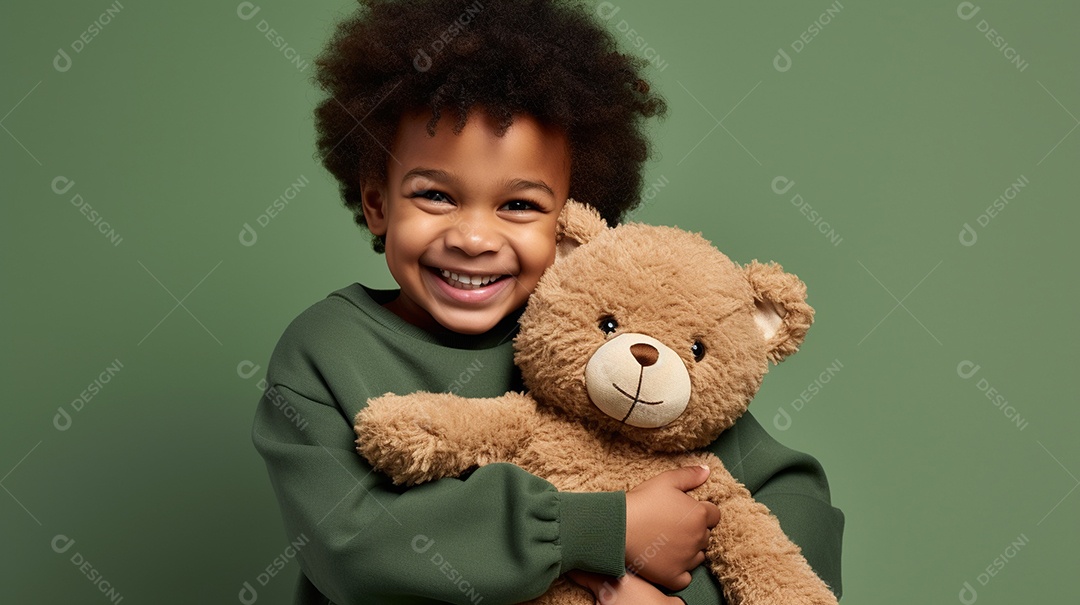 Linda criança brincando com brinquedo sobre fundo isolado