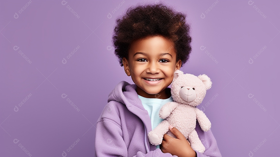 Linda criança brincando com brinquedo sobre fundo isolado