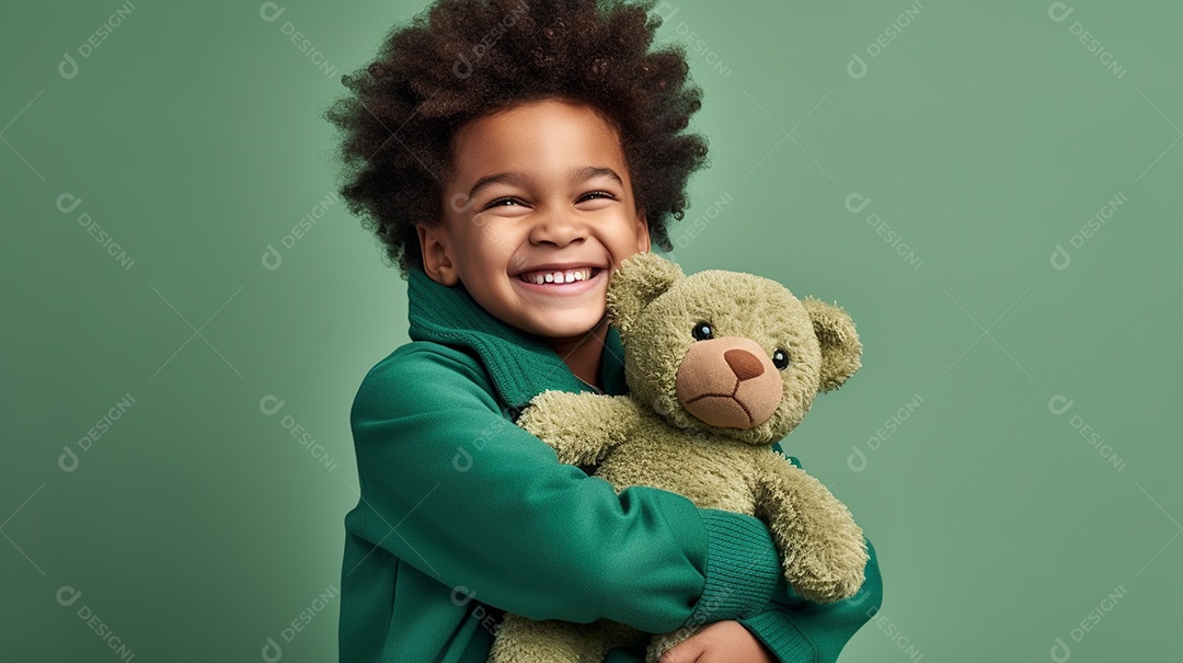 Linda criança brincando com brinquedo sobre fundo isolado