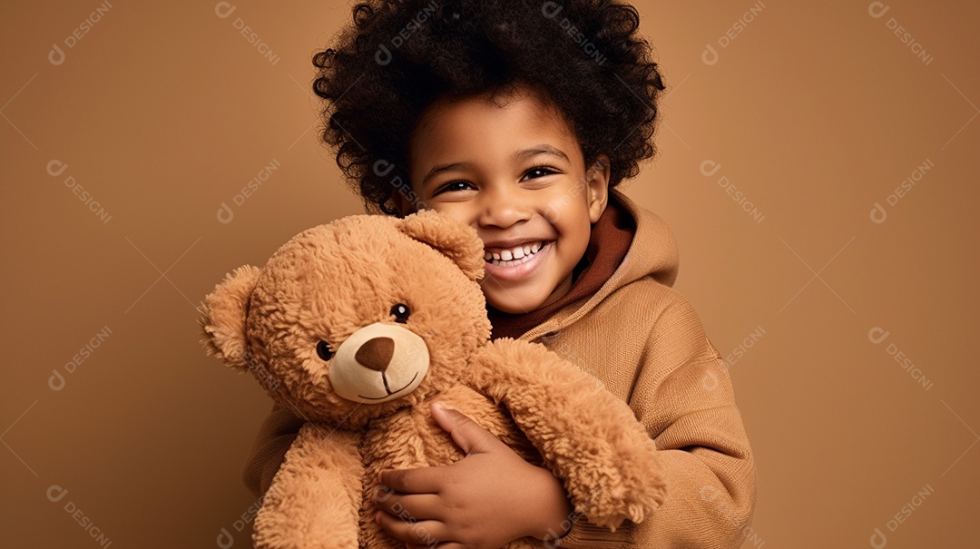 Linda criança brincando com brinquedo sobre fundo isolado