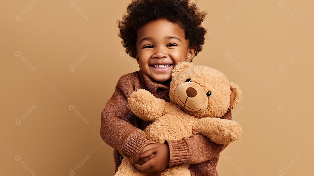 Linda criança brincando com brinquedo sobre fundo isolado