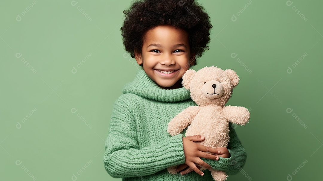 Linda criança brincando com brinquedo sobre fundo isolado